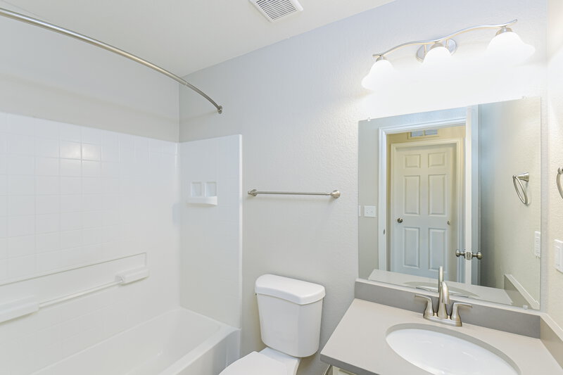 2,895/Mo, 5538 Iran St Denver, CO 80249 Main Bathroom View 2