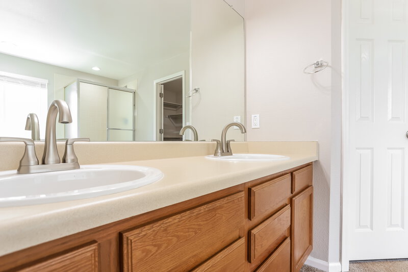 3,175/Mo, 5587 S Sicily Way Aurora, CO 80015 Main Bathroom View