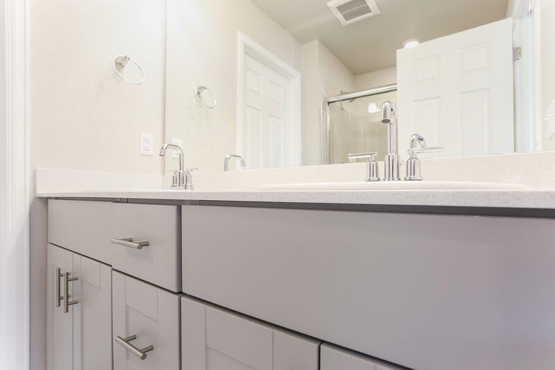 2,715/Mo, 5132 Bittercress Rd Brighton, CO 80640 Main Bathroom View