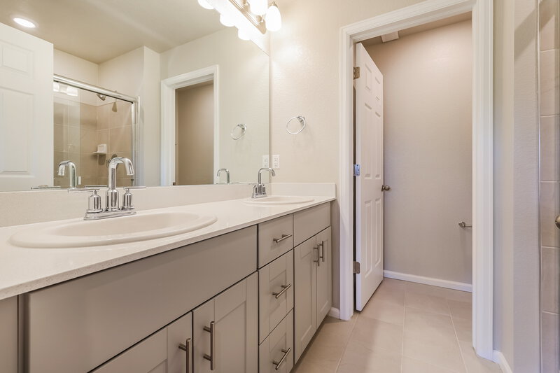 2,790/Mo, 5130 Bittercress Rd Brighton, CO 80640 Main Bathroom View