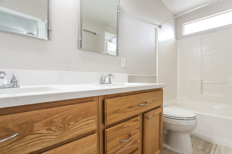2,850/Mo, 4072 Ensenada St Denver, CO 80249 Main Bathroom View