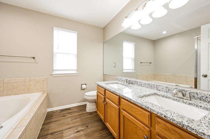3,185/Mo, 4797 S Liverpool Cir Aurora, CO 80015 Main Bathroom View
