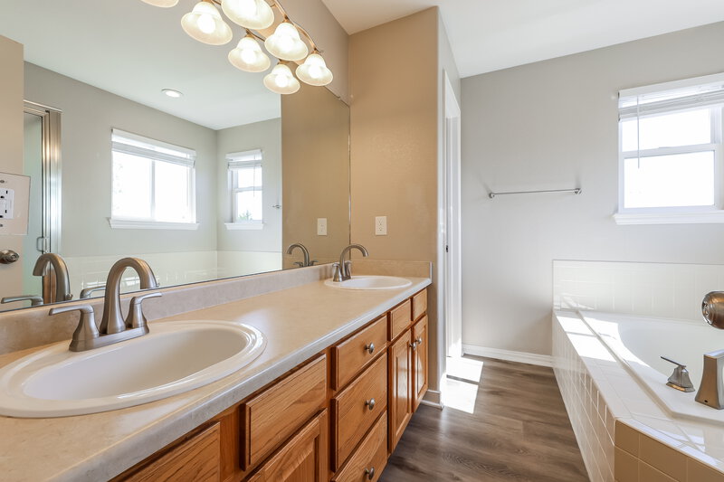3,600/Mo, 2876 S Tower Way Aurora, CO 80013 Main Bathroom View