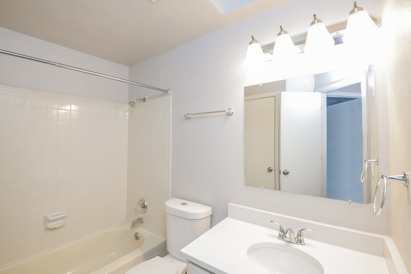 2,480/Mo, 20059 E Wagontrail Ln Centennial, CO 80015 Main Bathroom View