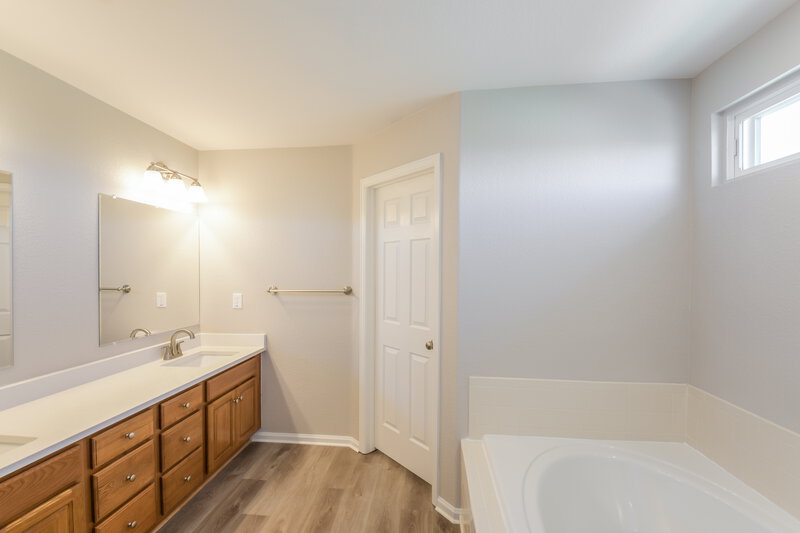 3,080/Mo, 3712 S Rome Way Aurora, CO 80018 Main Bathroom View