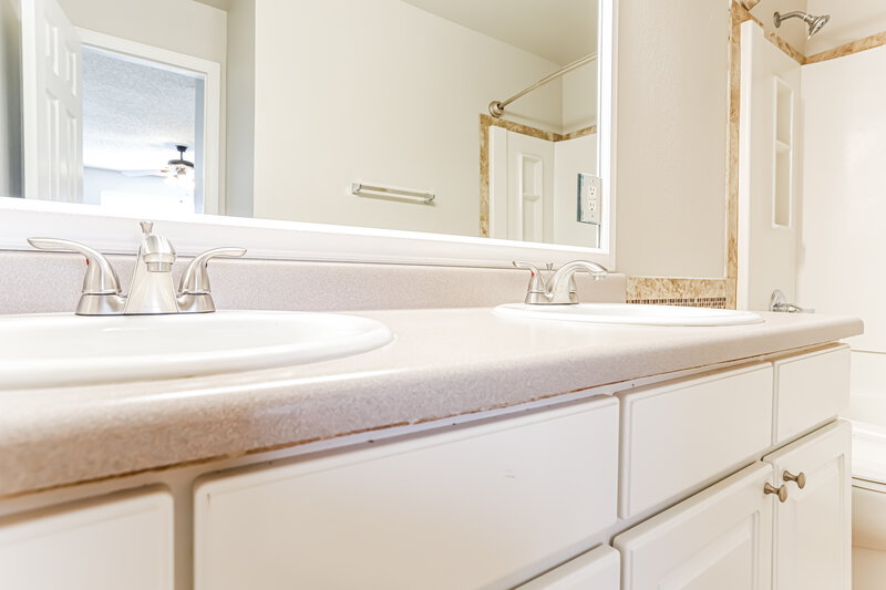 2,945/Mo, 4224 S Shawnee Ct Aurora, CO 80018 Main Bathroom View