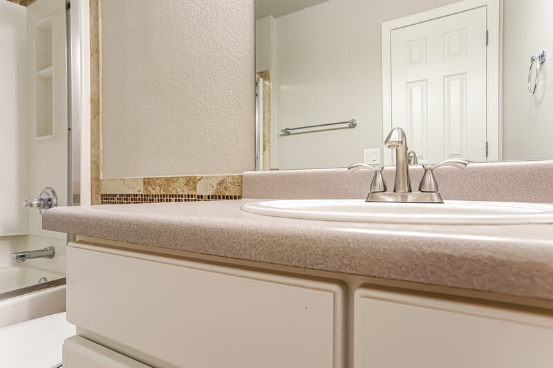 2,945/Mo, 4224 S Shawnee Ct Aurora, CO 80018 Main Bathroom View 2