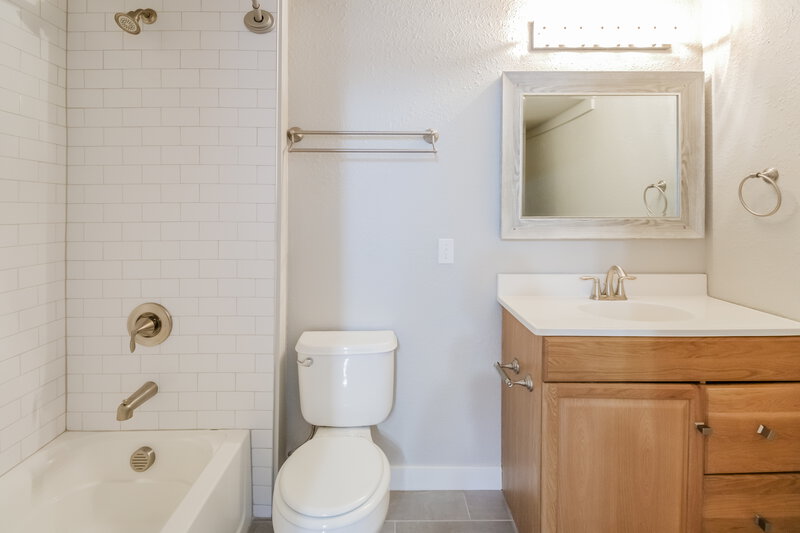 2,895/Mo, 16294 E Phillips Ln Englewood, CO 80112 Bathroom View 3