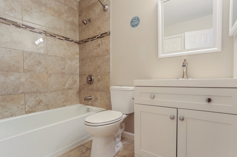 3,015/Mo, 19690 E Bates Dr Aurora, CO 80013 Main Bathroom View