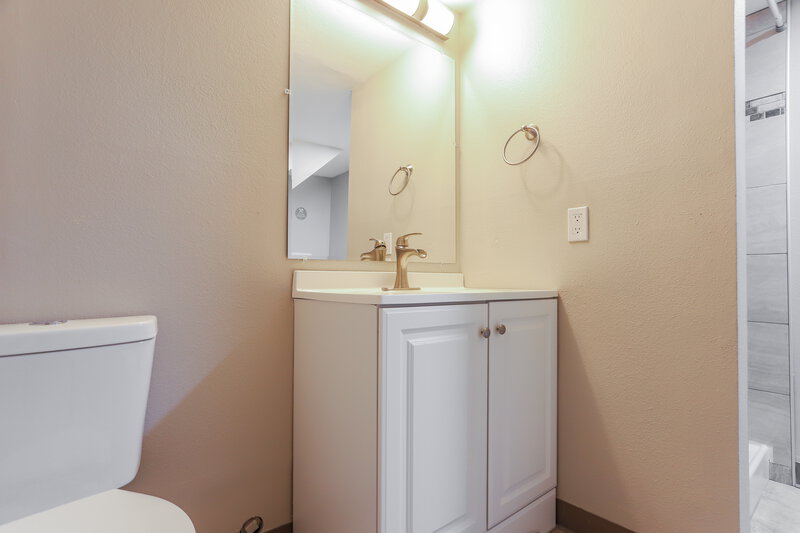 3,015/Mo, 19690 E Bates Dr Aurora, CO 80013 Bathroom View