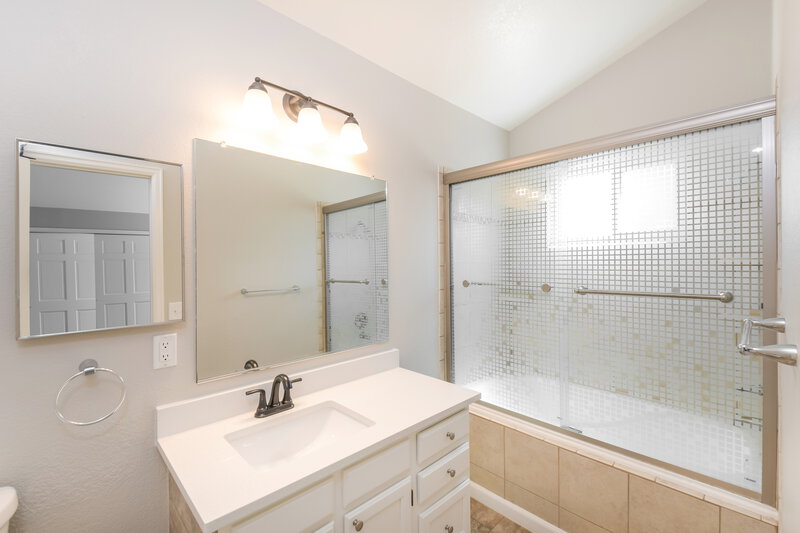 3,220/Mo, 3667 S Fundy Way Aurora, CO 80013 Main Bathroom View