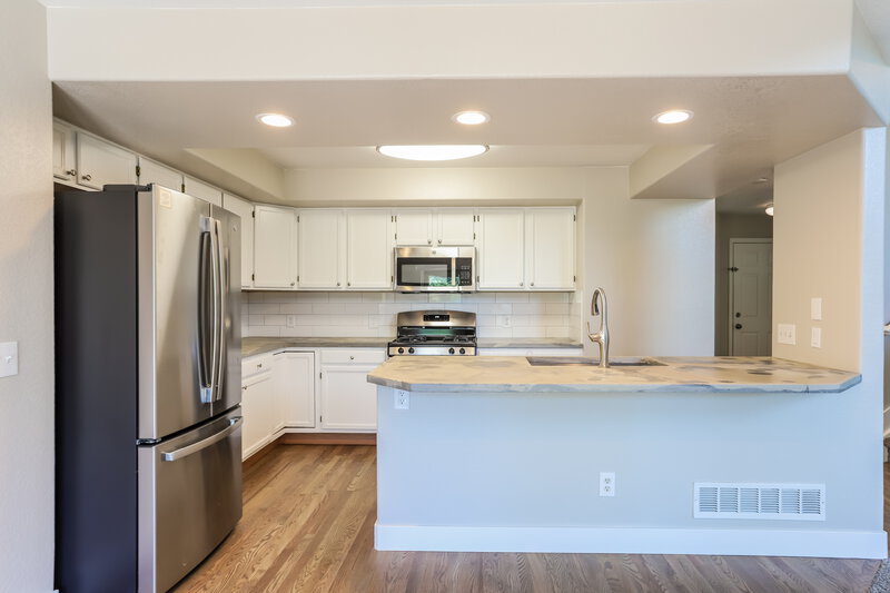 3,125/Mo, 19754 New Market Ct Parker, CO 80134 Kitchen View