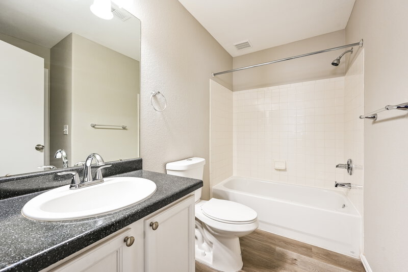 3,125/Mo, 7552 Brown Bear Ct Littleton, CO 80125 Main Bathroom View