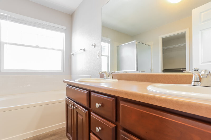 2,510/Mo, 1203 S Coolidge Cir Aurora, CO 80018 Main Bathroom View
