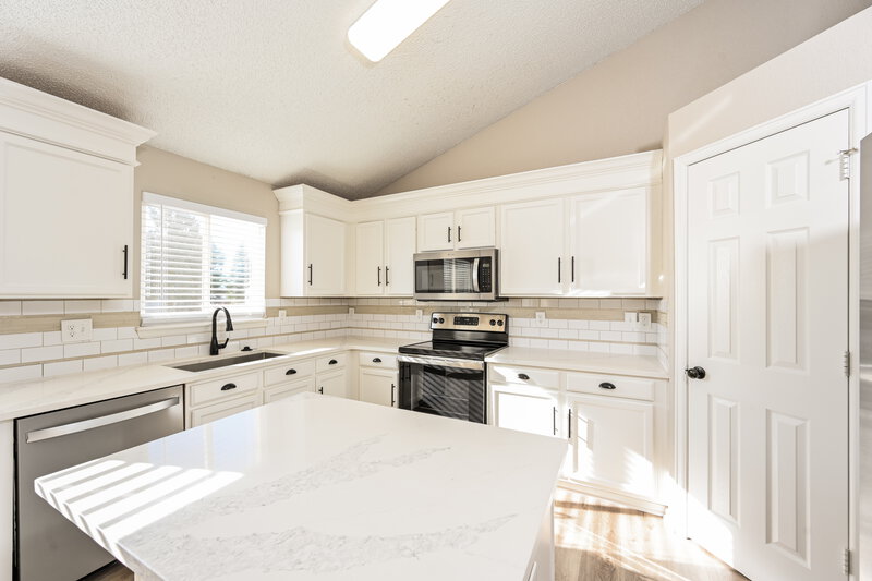 0/Mo, 19708 E Radcliff Pl Centennial, CO 80015 Kitchen View