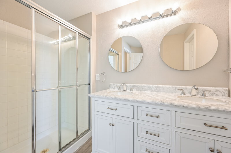 0/Mo, 19708 E Radcliff Pl Centennial, CO 80015 Main Bathroom View