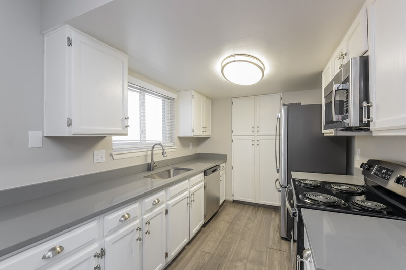 2,690/Mo, 8887 W 86th Ave Westminster, CO 80005 Kitchen View