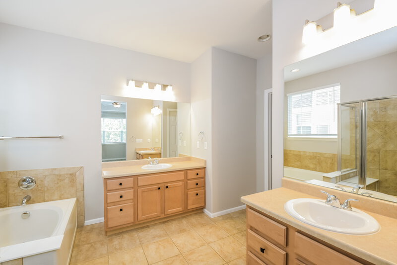 3,570/Mo, 5647 S Buchanan St Aurora, CO 80016 Main Bathroom View