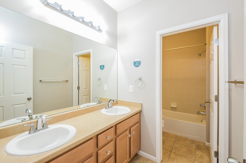 3,570/Mo, 5647 S Buchanan St Aurora, CO 80016 Bathroom View 2