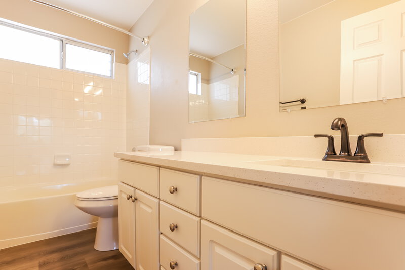 3,450/Mo, 17747 E Dorado Dr Centennial, CO 80015 Main Bathroom View 2