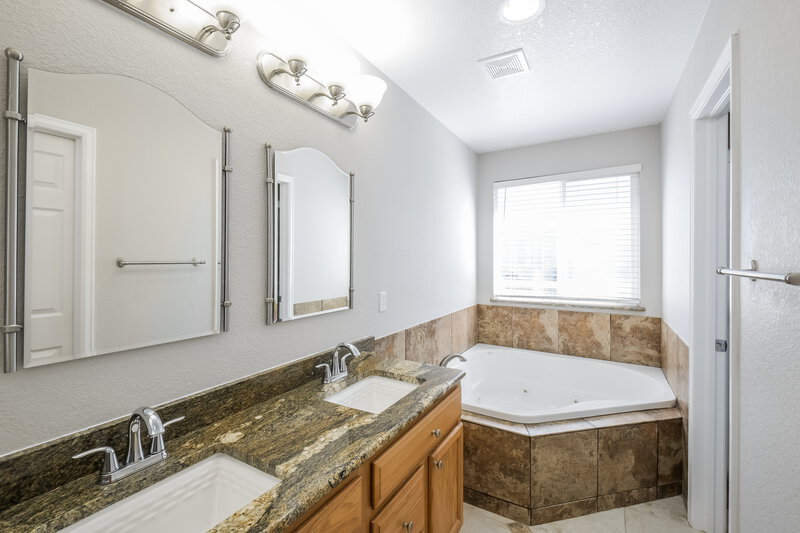 2,605/Mo, 4223 Pioneer Pl Brighton, CO 80601 Main Bathroom View