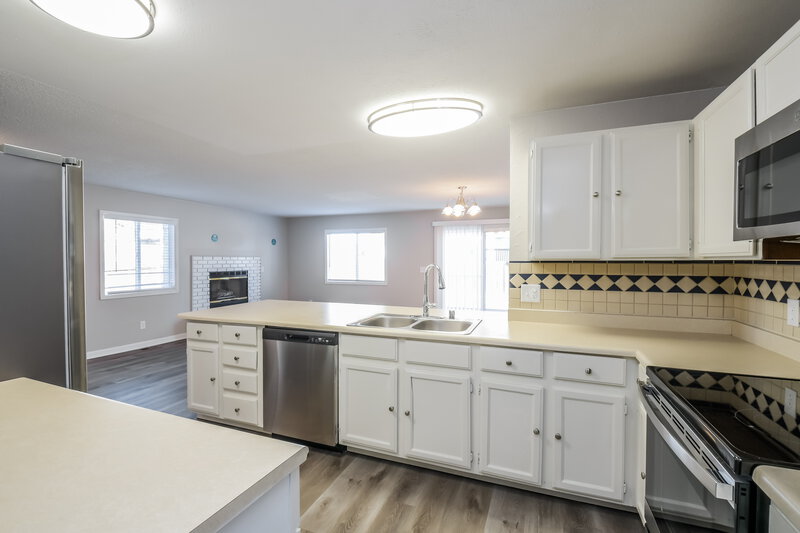 2,825/Mo, 4494 S Bahama Way Aurora, CO 80015 Kitchen View 2