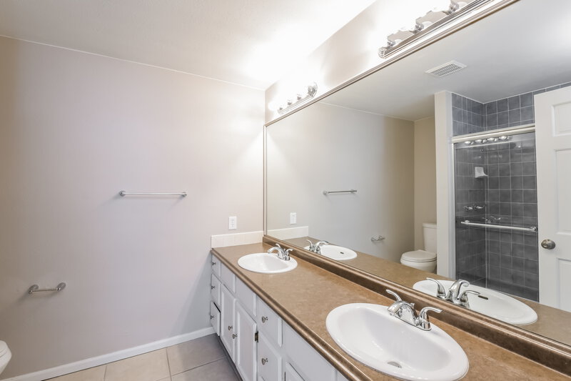 2,825/Mo, 4494 S Bahama Way Aurora, CO 80015 Main Bathroom View