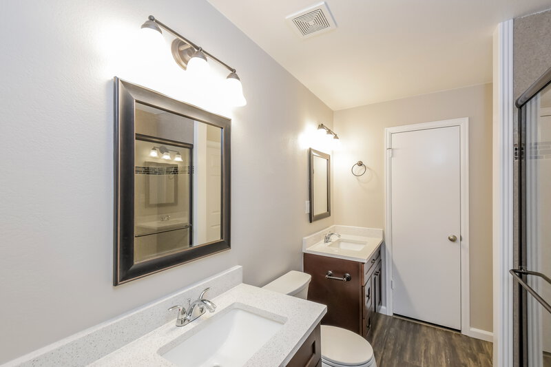 3,095/Mo, 5787 S Odessa St Centennial, CO 80015 Main Bathroom View