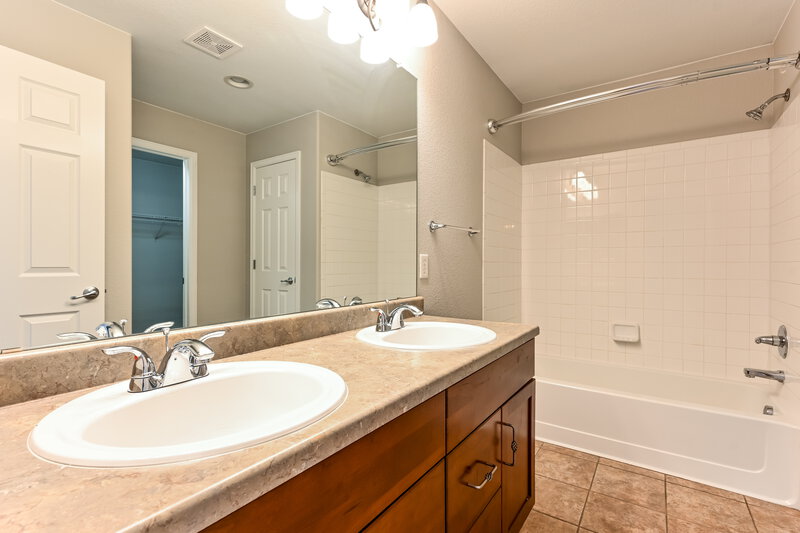2,775/Mo, 4340 S Iris Ct Littleton, CO 80123 Main Bathroom View