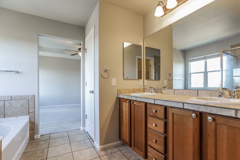 3,180/Mo, 13073 Trenton Pl Thornton, CO 80602 Main Bathroom View