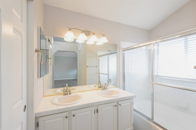 3,295/Mo, 3253 S Bahama St Aurora, CO 80013 Main Bathroom View