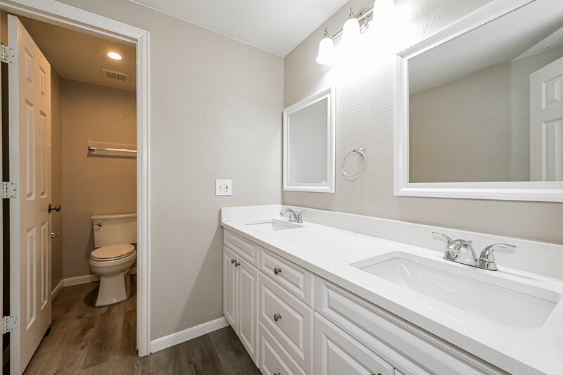 2,760/Mo, 3501 S Richfield Cir Aurora, CO 80013 Main Bathroom View 2