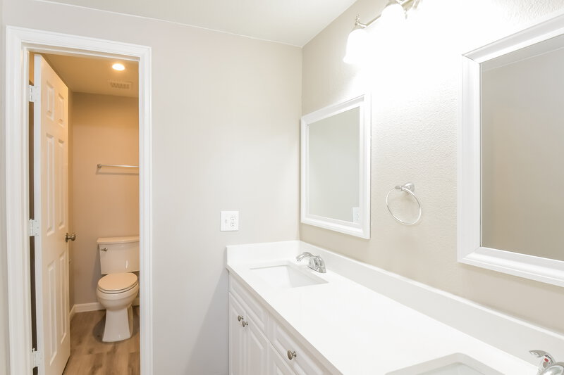 3,930/Mo, 3501 S Richfield Cir Aurora, CO 80013 Main Bathroom View