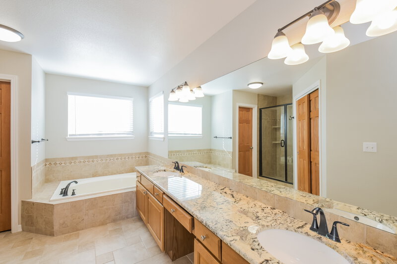 4,095/Mo, 6444 S Parfet St Littleton, CO 80127 Main Bathroom View