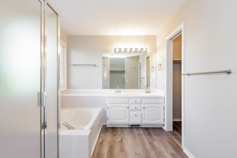 3,700/Mo, 7918 Berkshire Ln Castle Pines, CO 80108 Main Bathroom View