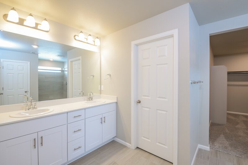 2,985/Mo, 9226 Rifle St Commerce City, CO 80022 Main Bathroom View