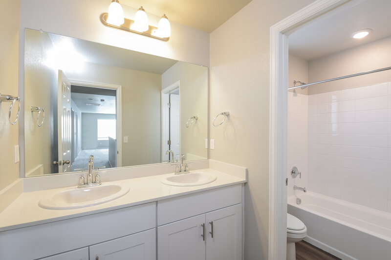 2,985/Mo, 9226 Rifle St Commerce City, CO 80022 Bathroom View