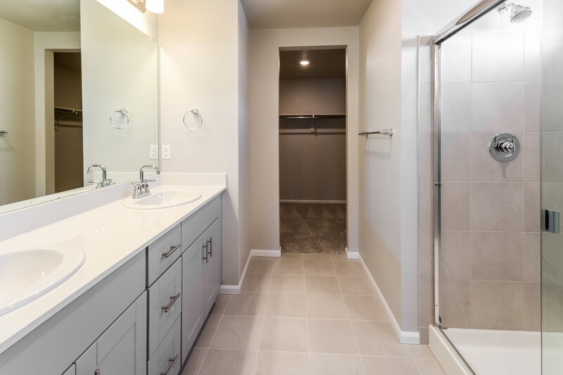 2,415/Mo, 9231 Rifle St Commerce City, CO 80022 Main Bathroom View
