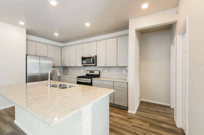 3,380/Mo, 9232 Rifle St Commerce City, CO 80022 Kitchen View