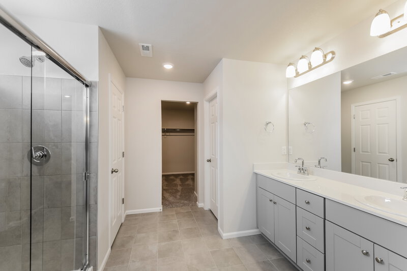 3,380/Mo, 9232 Rifle St Commerce City, CO 80022 Main Bathroom View