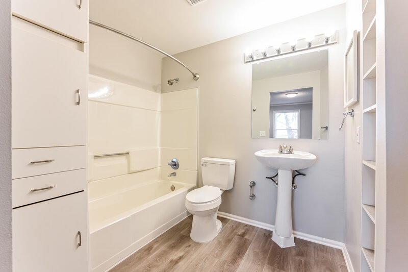 2,580/Mo, 3936 S Flanders Way Aurora, CO 80013 Main Bathroom View