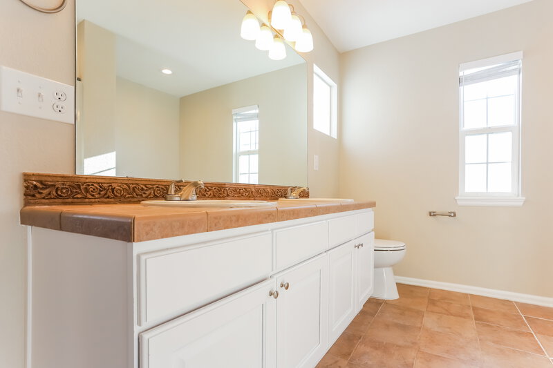 3,245/Mo, 7407 S Memphis St Aurora, CO 80016 Main Bathroom View
