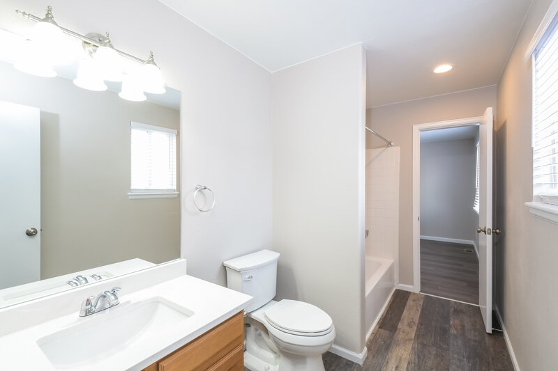 3,515/Mo, 4074 S Kirk Ct Aurora, CO 80013 Main Bathroom View