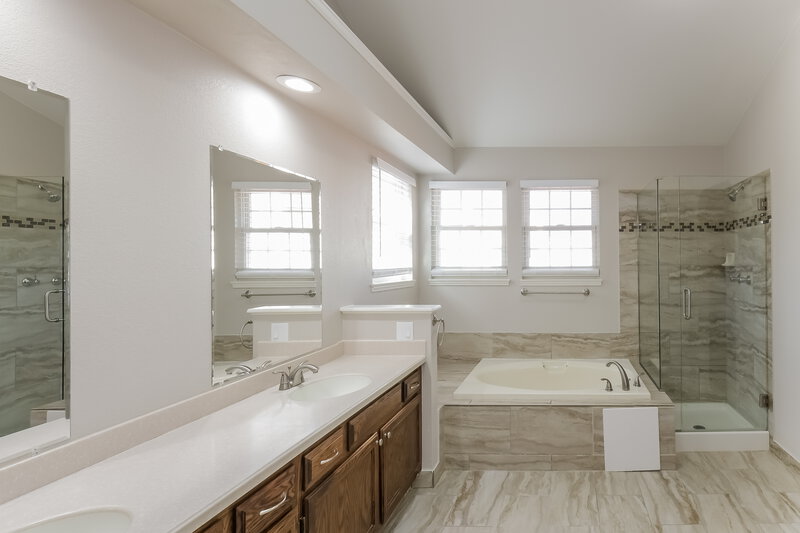 3,265/Mo, 15059 E Layton Pl Aurora, CO 80015 Main Bathroom View