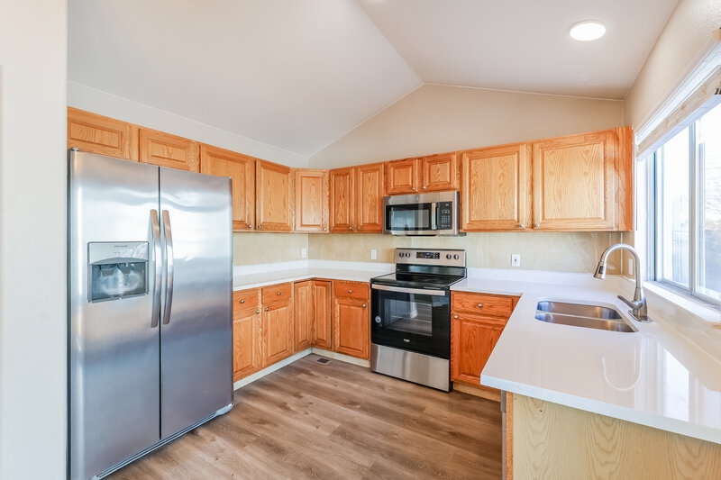 3,180/Mo, 2757 S Cathay Ct Aurora, CO 80013 Kitchen View 2