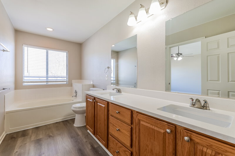 3,180/Mo, 2757 S Cathay Ct Aurora, CO 80013 Main Bathroom View
