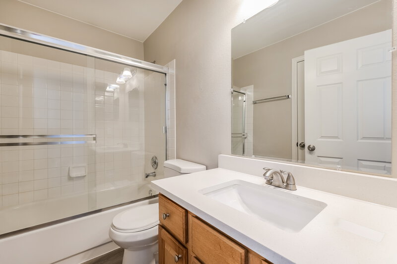 3,180/Mo, 2757 S Cathay Ct Aurora, CO 80013 Bathroom View