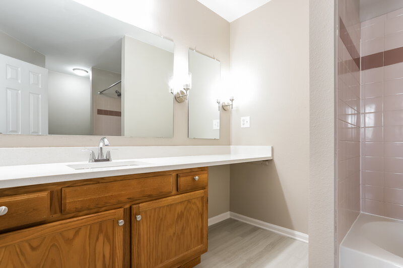 3,350/Mo, 4884 S Bahama Way Aurora, CO 80015 Main Bathroom View