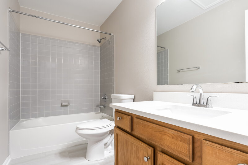 3,350/Mo, 4884 S Bahama Way Aurora, CO 80015 Bathroom View