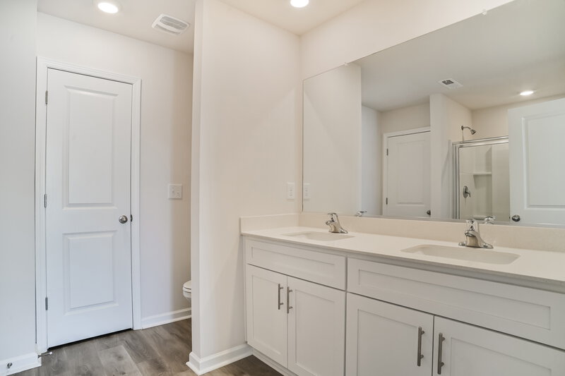 1,855/Mo, 575 Collinwood Dr Burlington, NC 27215 Main Bathroom View